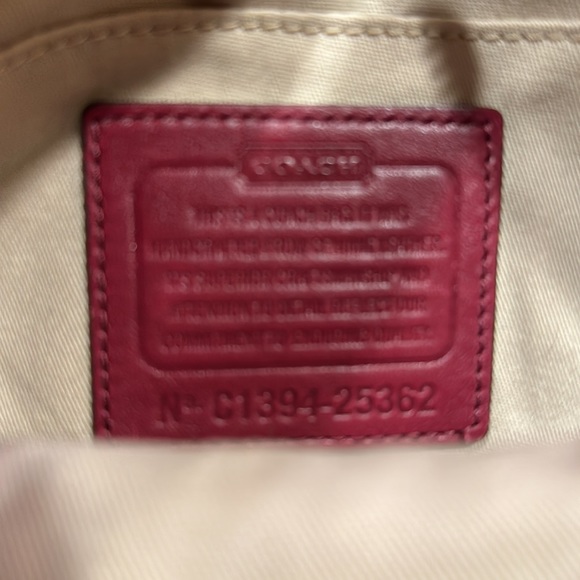 Coach Deep Port Cross Body Flight bag, model 25362. 9 1/2 x 6 x 2 Strap drop 21” - Picture 5 of 6